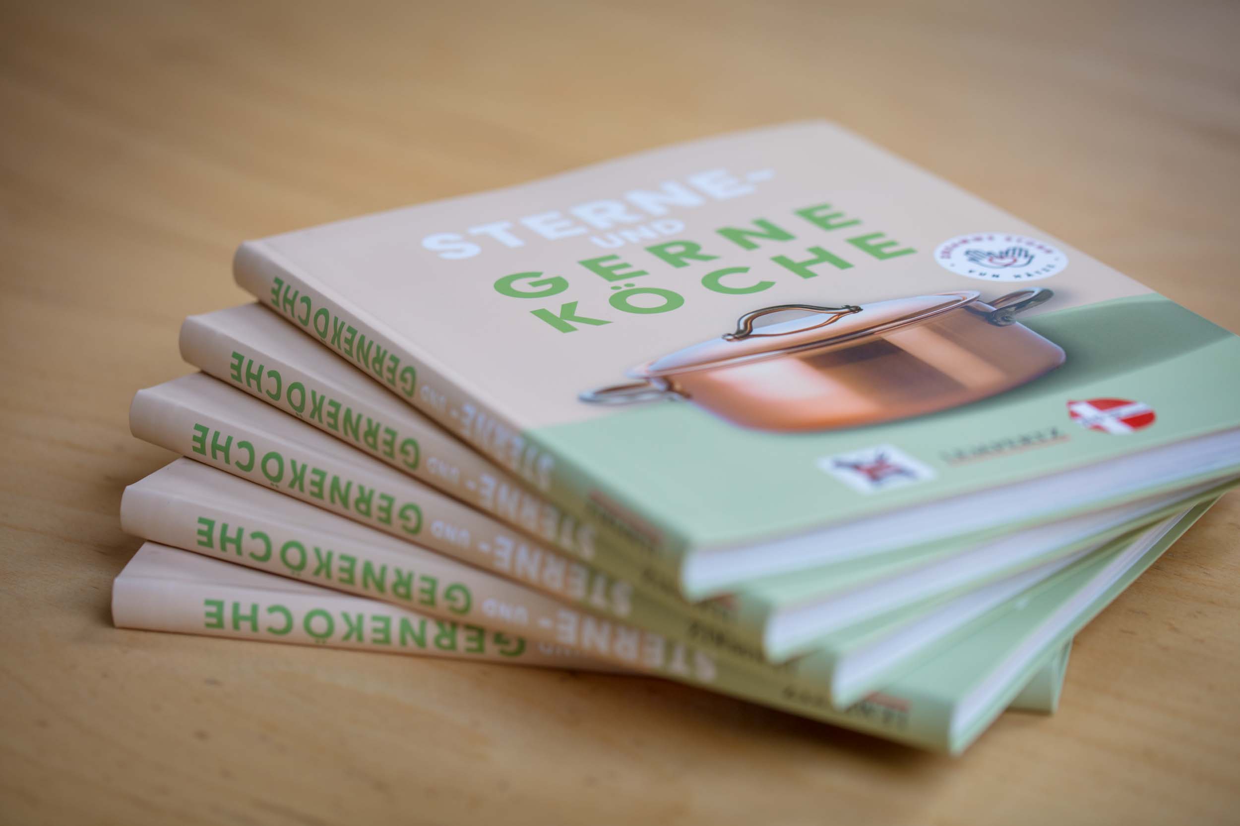 „Sterne- und Gerneköche“ – Ein Kochbuch, das Gutes tut